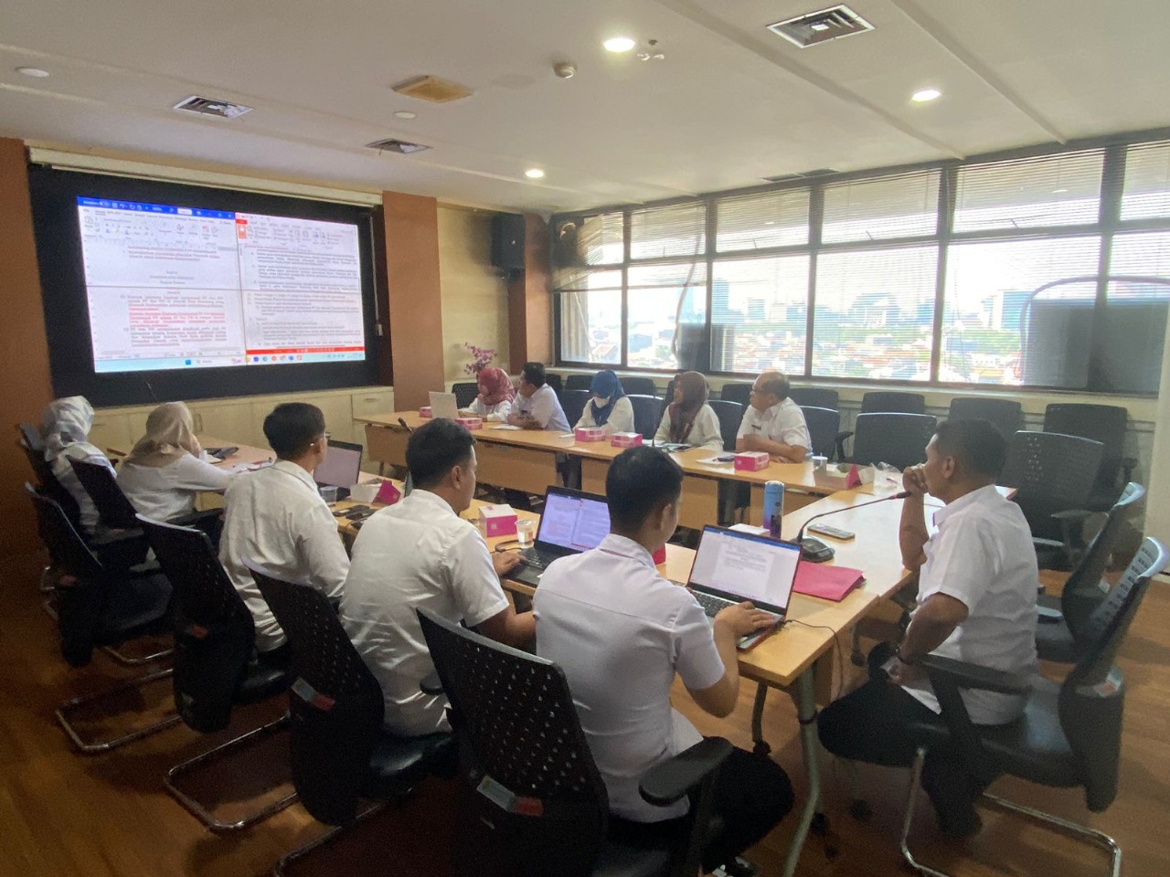 Rapat Pembahasan Rancangan Perwal Bantuan Operasional RT/RW di Bappeda Kota Semarang